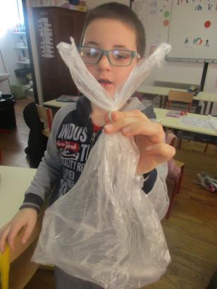 Les marionnettes éphèmères en sachet plastique
