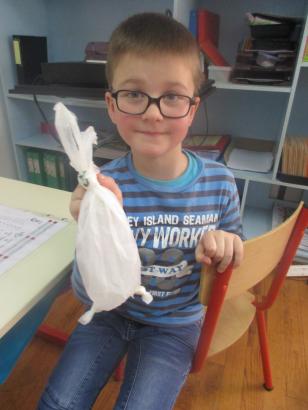 Les marionnettes éphèmères en sachet plastique