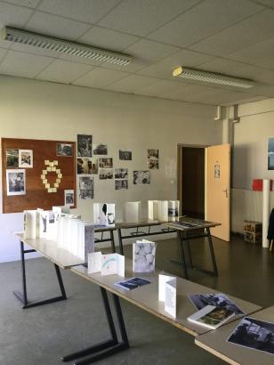 Dans la classe sont exposés les carnets de recherches des élèves