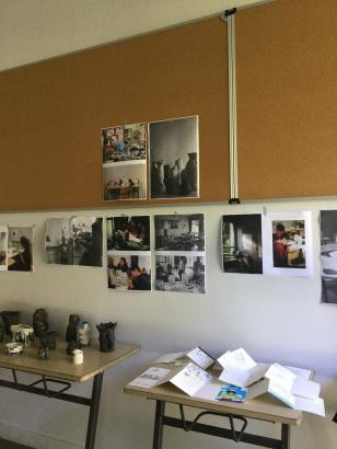 Dans la classe sont exposés les carnets de recherches des élèves