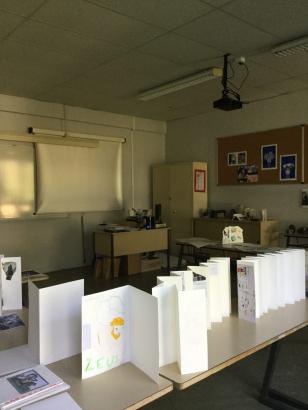 Dans la classe sont exposés les carnets de recherches des élèves