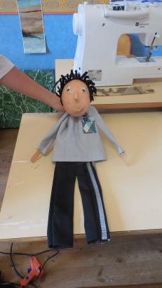 Marionnettes en cours de finition