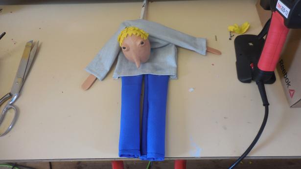 Marionnettes en cours de finition