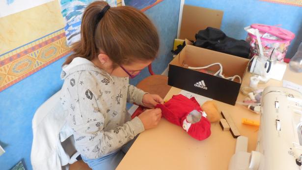 Candice et son perroquet en construction...