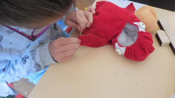 Candice et son perroquet en construction...