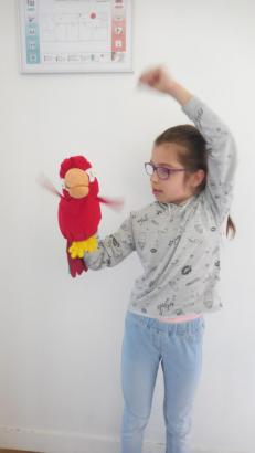 Candice et son perroquet en construction...