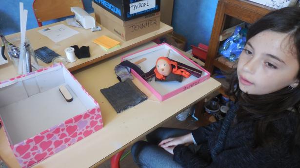 Marionnettes en cours de finition
