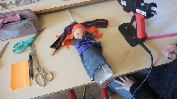 Marionnettes en cours de finition