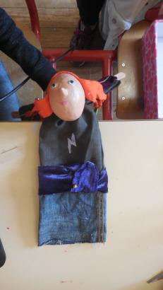 Marionnettes en cours de finition