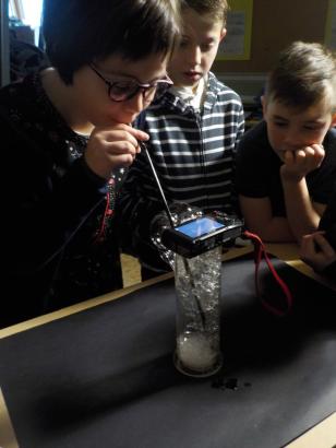 Photos et vidéo à travers un microscope