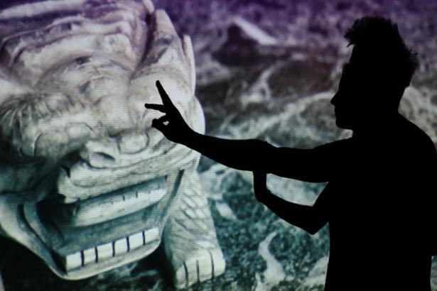 Les interactions avec l’image sont porteuses de sens. Le corps devient silhouette, ombre portée, mouvement. Chaque nouvelle image modifie l’espace et la lumière : à chaque instant se redessine une nouvelle relation entre l’image et les...