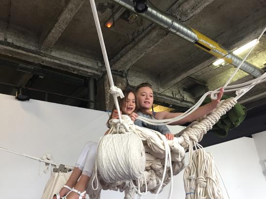 Ma nièce de passage sur ma nacelle fabriquée lors du 3ème jour de l'Occupation suspendue #2, Installation performative, Point Ephémère, Paris, 2017