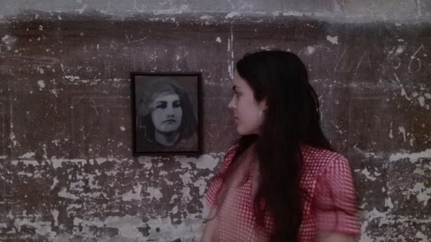 Pauline et Isabelle Eberhardt, dans l’église des Célestins, pour l’exposition de Claire Tabouret « L’errante » (Festival d’Avignon 2018).