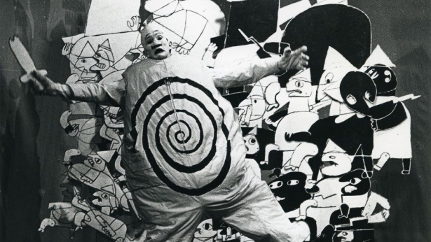 Costume d'Ubu roi, inspiration théâtrale d'un personnage dont le corps prend la forme des désirs