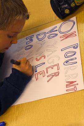 Enfant qui écrit une revendication politique