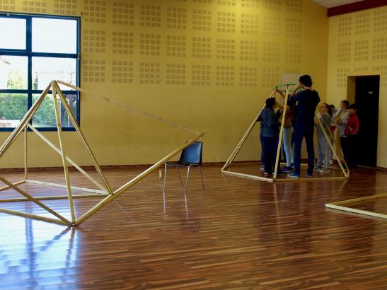 A droite, le cône. A gauche, le parallélépipède...triangle !