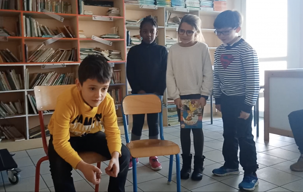 Improviser la scène suivante: Un enfant joue à la console et refuse de passer à table