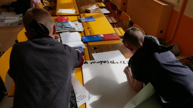 à propos de ce qui se passe, se passera ou pourrait se passer