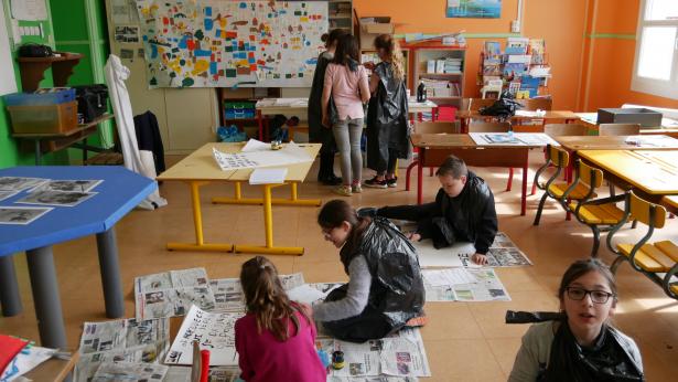 à propos de ce qui se passe, se passera ou pourrait se passer