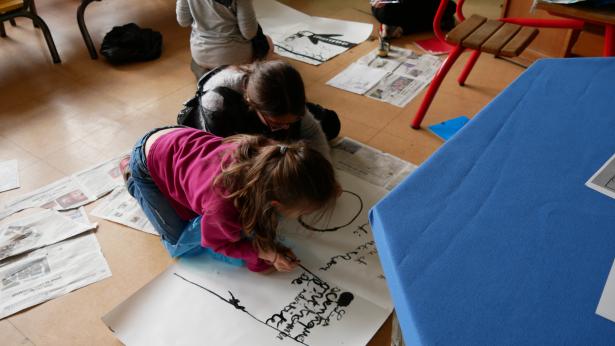 à propos de ce qui se passe, se passera ou pourrait se passer