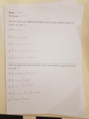 exercice  <  Qu’est qui est différent entre toi et ton ami(e) qui est assis à coté ? / Qu’est qui est pareil entre toi et ton ami(e) qui est assis à coté ? >