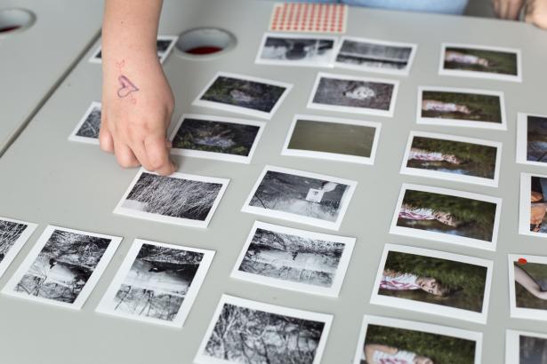 Les élèves de CM2 sélectionnent leurs images sur tirage de lecture