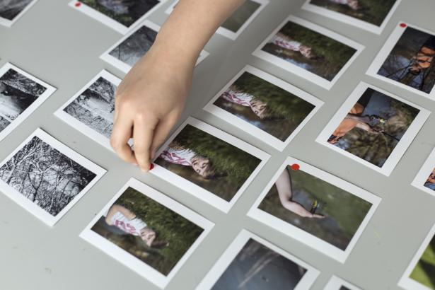 Les élèves de CM2 sélectionne leurs images sur tirage de lecture