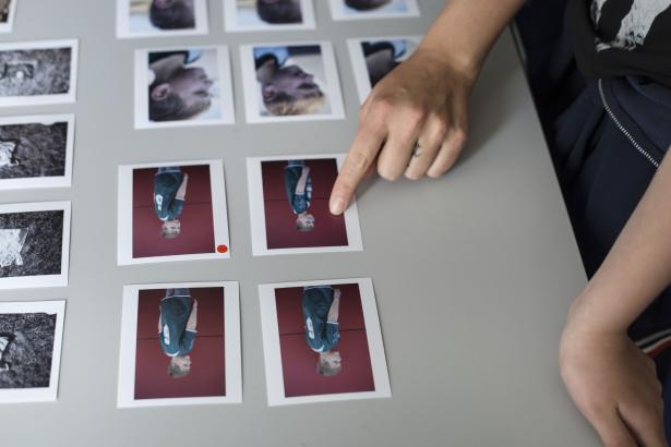 Les élèves de CM2 sélectionnent leurs images sur tirage de lecture