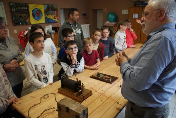 Premières expériences du principe de communication par les ondes magnétiques (ancêtre de tous les objets de télécommunication)