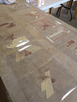 Saupoudrez ! Pâtissez-tapissez ! Programme création en cours, atelier rhodoid, poudre ocre et poudre de bauxite.