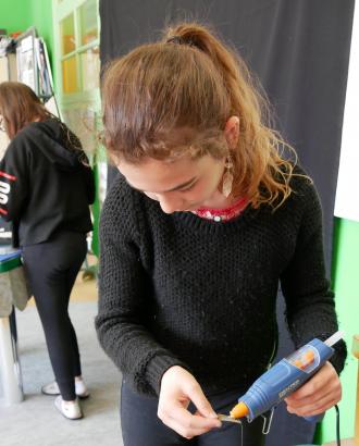 à propos de ce qui se passe, se passera ou pourrait se passer