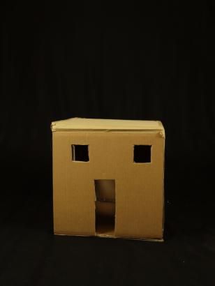 Marion Bouture création en cours Villiers-en-Lieu maquette maison en carton
