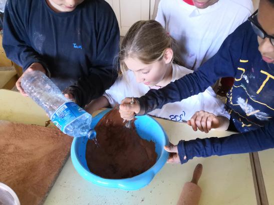 Projet Pâtissez-tapissez !, programme création en cours, Ecole Lou Malhoulet, Atelier Nappé·e·s, argile