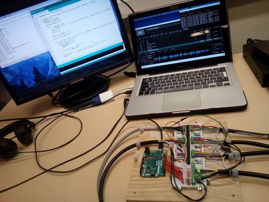 Le programme en fonctionnement, avec les capteurs reliés à la carte Arduino.