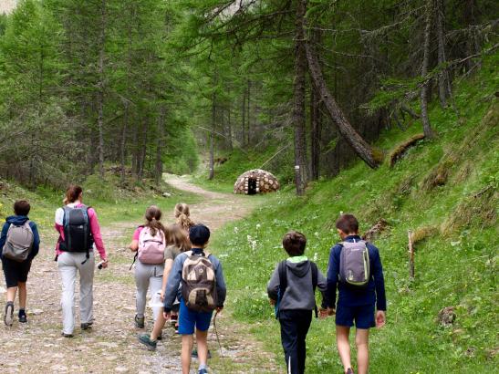 Sur le sentier vers le dôme en bois