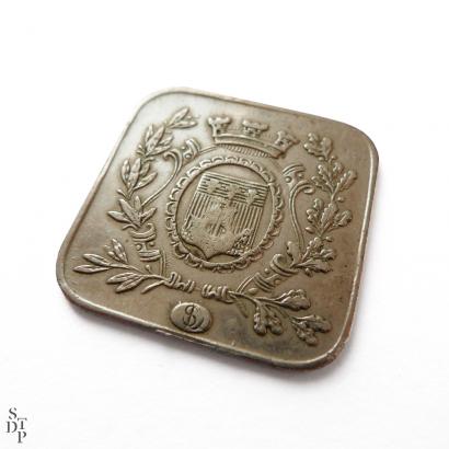 Bon point métallique au blason de Paris.