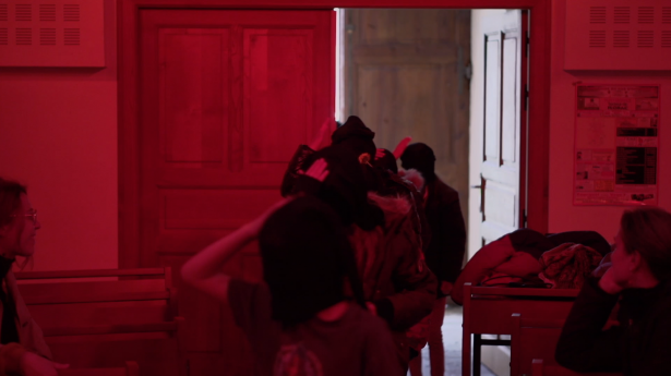 Entrée des élèves de l'école de Vebron dans le Temple protestant