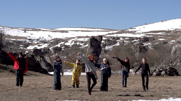 (de g. à d.) Nina Pascual, Yuna Bouanchaud, Andéol Fleury Rondet, Camille Aubry, Léonie Buchert, Mila Roché Helbig et Méléa Fleury Rondet dans une pratique chorégraphique sur le Causse Méjean  (extrait du film "ENTREVOIR NOS PAYSAGES" de Fantin Curtet)