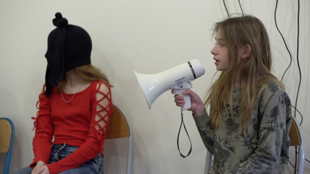 Camille Aubry et Mila Roché Helbig en répétitions du spectacle  À l'intérieur : Nos paysages (extrait du film "ENTREVOIR NOS PAYSAGES" de Fantin Curtet)
