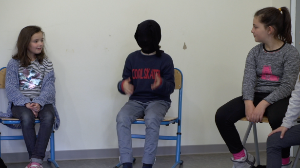 (de g. à d.) Lylia Geuljans, Ismaël Cir Marty et Nina Pascual en répétitions du spectacle  À l'intérieur : Nos paysages (extrait du film "ENTREVOIR NOS PAYSAGES" de Fantin Curtet)