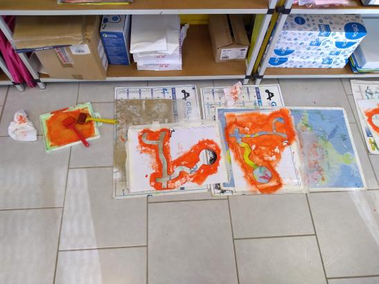 Pochoirs découpés par les enfants. 
