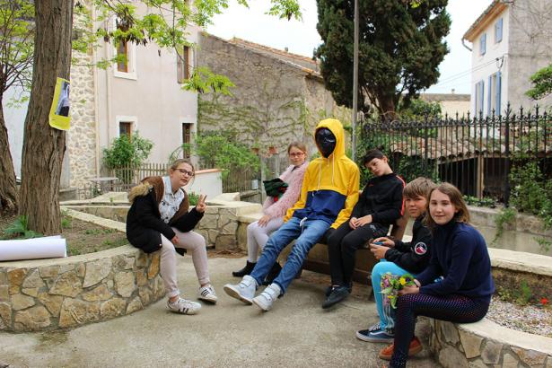 Photo avec les élèves dans le village