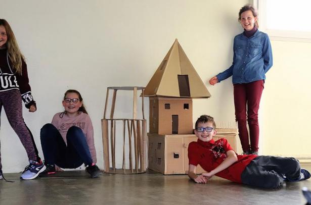 Marion Bouture création en cours Villiers-en-Lieu maquette maison en carton