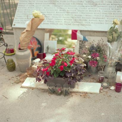 Une stèle devant le Bataclan, Paris 11e | Mana Kikuta