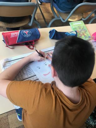 Un élève dessinant son portrait-robot d'Etienne A.