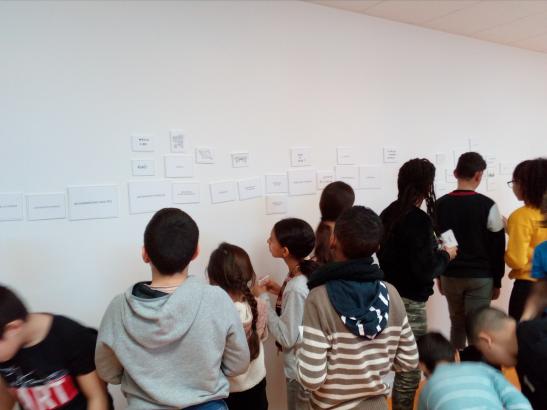 Agencer les pièces pour construire la timeline murale