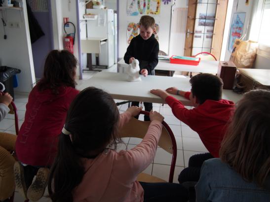 Découverte d'une marionnette sur table (marionnette-sac)