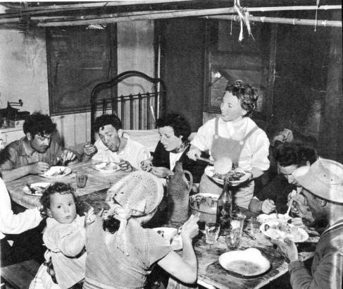 Famille à table 