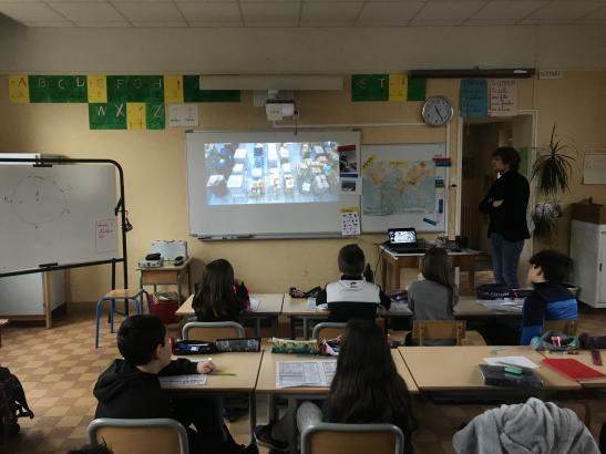 La classe regardant les extraits des documentaires sur Amazon