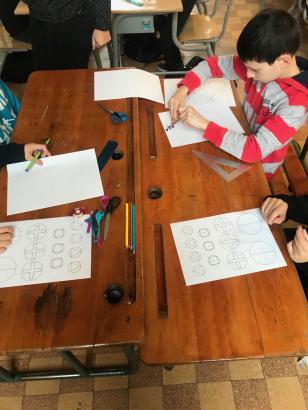 Un groupe usine en plein "jeu des conditions de travail de l'ouvrier"